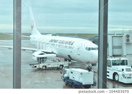 日航在小雨中停泊在北九州機場 104483970