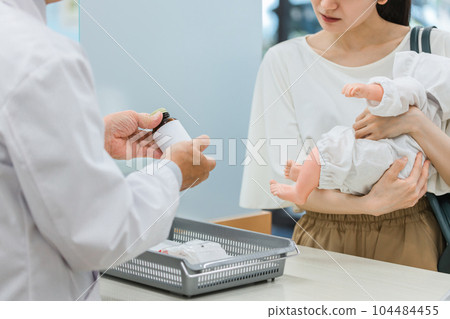 產後媽媽和在藥房遇到困難的媽媽們以及指導她們用藥的藥劑師(孕婦和哺乳期婦女認可藥物治療藥劑師) 產後媽媽和在藥房遇到困難的媽媽們以及指導她們用藥的藥劑師(孕婦和哺乳期婦女認可藥物治療藥劑師) 104484455