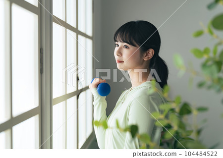 婦女在啞鈴訓練 104484522