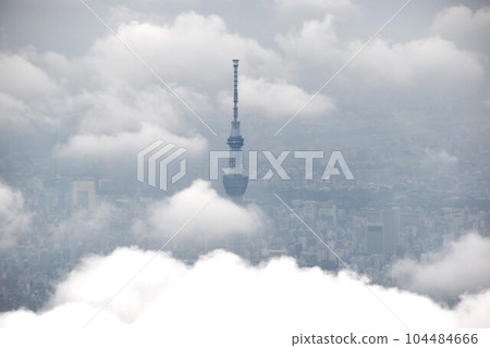 小雨期間東京晴空塔在雲中 小雨期間東京晴空塔在雲中 104484666