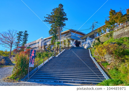 秋天的埼玉縣長瀞町,從長瀞線久達里乘船處附近眺望岩數據入口方向的樓梯 秋天的埼玉縣長瀞町,從長瀞線久達里乘船處附近眺望岩數據入口方向的樓梯 104485971