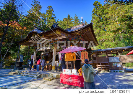 秋天的埼玉縣長瀞町寶登山神社參拜殿和參拜者 104485974