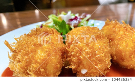 剛炸好的奶油炸丸子,人氣很高的店 剛炸好的奶油炸丸子,人氣很高的店 104486384