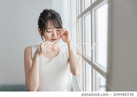 昏昏欲睡的亞洲女人刷牙 104486556