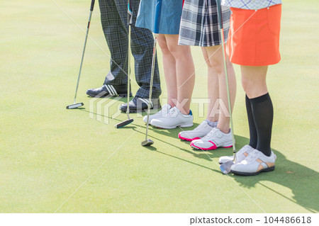 Men and women who came to golf, golf school, golf lessons, feet of teachers and students who play golf classes Men and women who came to golf, golf school, golf lessons, feet of teachers and students who play golf classes 104486618