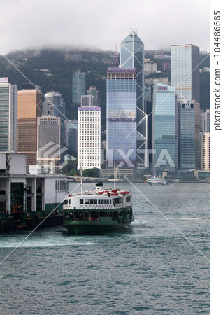 在香港高層建築前的天星渡輪 在香港高層建築前的天星渡輪 104486685