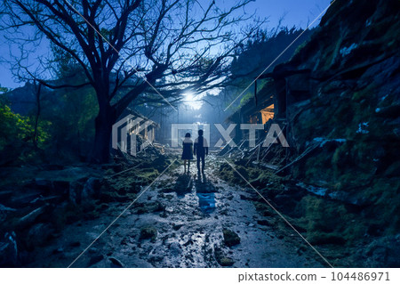 夜間在廢墟中行走的男人和女人(AI 生成) 夜間在廢墟中行走的男人和女人(AI 生成) 104486971