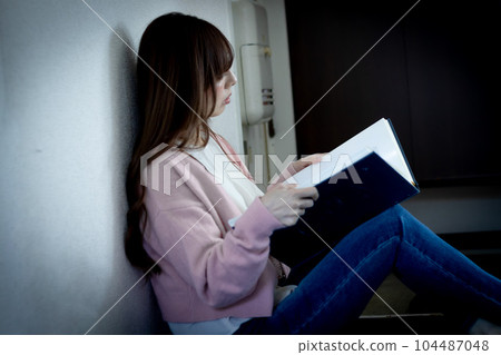 一個打開相冊思考的女人 104487048