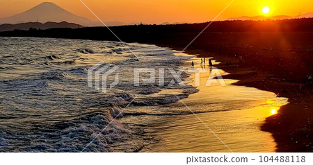 Chigasaki beach where the sun sets at the northernmost point on the summer solstice [June] 104488118