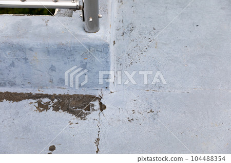 Degradation of roof waterproof coating over time 104488354