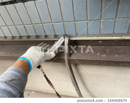 Seal removal Seal removal 104489974
