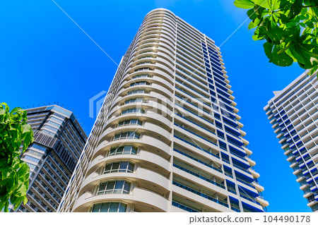 Tower apartments in the Minato Mirai 21 district, Yokohama City, Kanagawa Prefecture 104490178