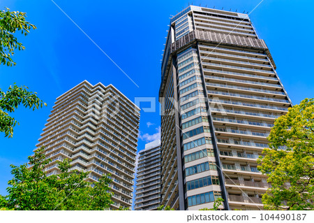 Tower apartments in the Minato Mirai 21 district, Yokohama City, Kanagawa Prefecture 104490187