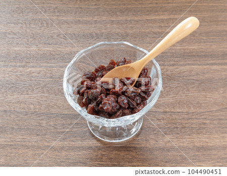 Non-oil raisins served in a glass dish 104490451