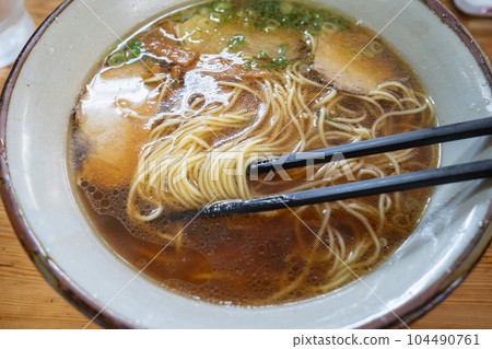 A classic bowl of Chinese noodles with soy sauce-based broth. 104490761