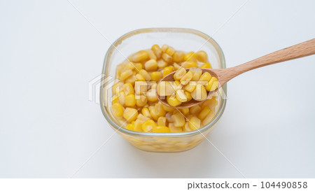 Sweet corn and corn can contents 104490858