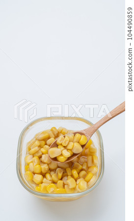 Sweet corn and corn can contents 104490859