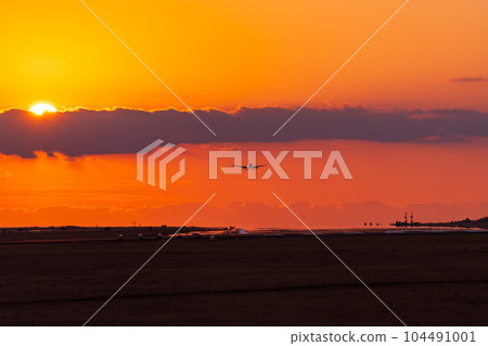 Beautiful sunset sky and airport scenery (Aso Kumamoto Airport) Beautiful sunset sky and airport scenery (Aso Kumamoto Airport) 104491001