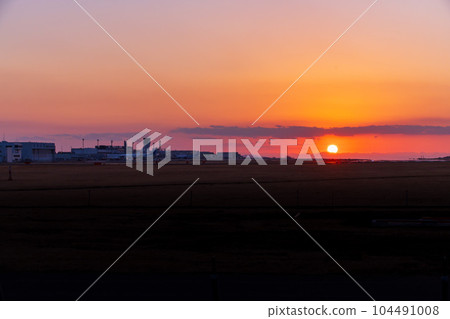 Beautiful sunset sky and airport scenery (Aso Kumamoto Airport) Beautiful sunset sky and airport scenery (Aso Kumamoto Airport) 104491008