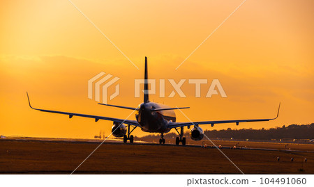美麗的夕陽天空和起飛的飛機(阿蘇熊本機場) 美麗的夕陽天空和起飛的飛機(阿蘇熊本機場) 104491060