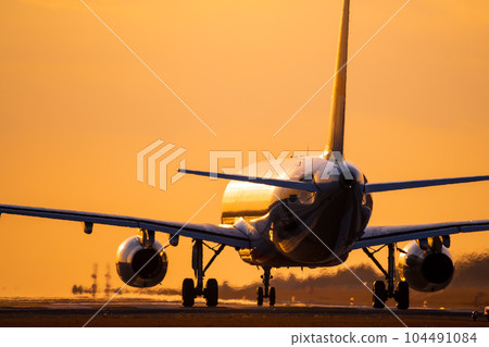 美麗的夕陽天空和起飛的飛機(阿蘇熊本機場) 美麗的夕陽天空和起飛的飛機(阿蘇熊本機場) 104491084
