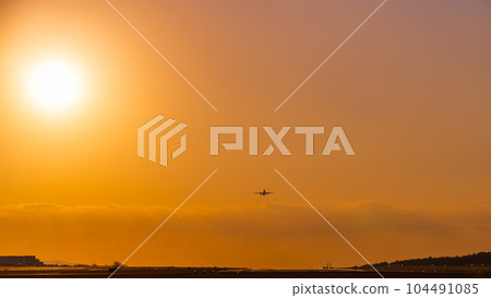 美麗的夕陽天空和飛機風景（阿蘇熊本機場） 104491085