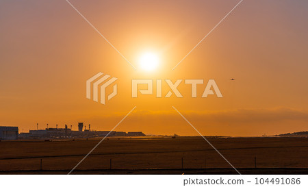 美麗的夕陽天空和機場風景(阿蘇熊本機場) 美麗的夕陽天空和機場風景(阿蘇熊本機場) 104491086