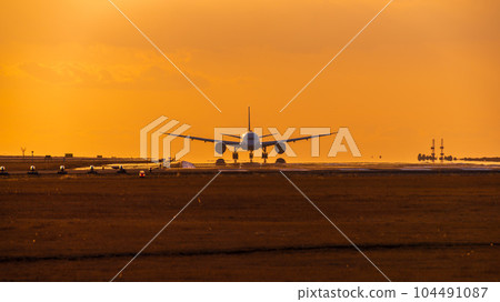 美麗夕陽天空下的飛機風景(阿蘇熊本機場) 美麗夕陽天空下的飛機風景(阿蘇熊本機場) 104491087