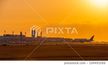 美麗的夕陽天空下的機場風景(阿蘇熊本機場) 美麗的夕陽天空下的機場風景(阿蘇熊本機場) 104491088