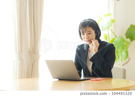 Photo of a woman doing telework 104491320