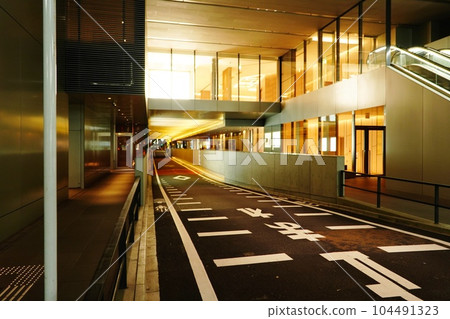 無人居住的建築在夜間發光 無人居住的建築在夜間發光 104491323