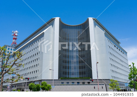 The Osaka Prefectural Police Headquarters Building against the clear blue sky 104491935