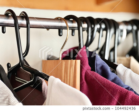 衣櫃裡的衣服和木質香薰鉤_slanted 衣櫃裡的衣服和木質香薰鉤_slanted 104492436