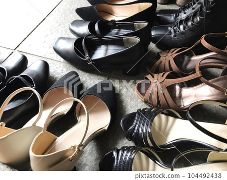 門口擺著很多女鞋 門口擺著很多女鞋 104492438