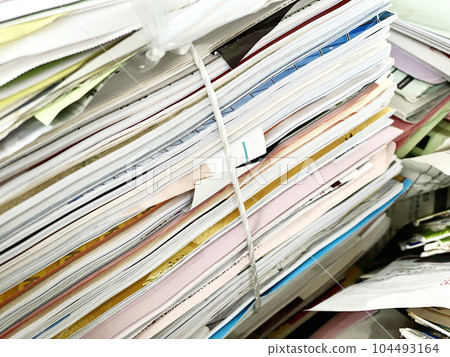 用乙烯基繩捆紮的小冊子和廢紙 104493164