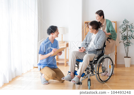 A doctor visiting an elderly patient's home (home-visit medical care/home care) 104493248