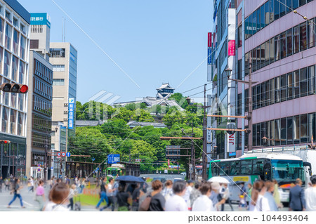 以熊本城為背景的市中心風景“水道町/有軌電車街”(熊本市水道町) 以熊本城為背景的市中心風景“水道町/有軌電車街”(熊本市水道町) 104493404