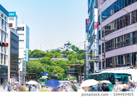 Scenery of the downtown area with Kumamoto Castle in the background "Suidocho/Streetcar Street" (Suidocho, Kumamoto City) 104493405