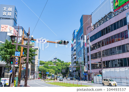以熊本城為背景的“水道町電車街風景”（熊本市水道町） 104493537