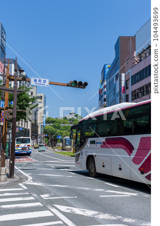以熊本城為背景的“鳥町筋、巴士、電車風景”（熊本市水道町） 104493699
