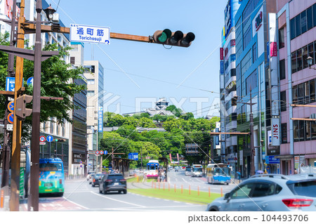 "Torichosuji Tram Scenery" with Kumamoto Castle in the background (Suidocho, Kumamoto City) "Torichosuji Tram Scenery" with Kumamoto Castle in the background (Suidocho, Kumamoto City) 104493706