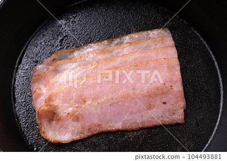 bake sliced bacon bake sliced bacon 104493881