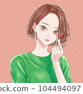 時尚的年輕女子做手指心（橙色背景） 104494097