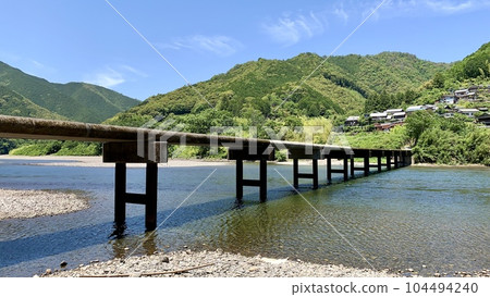 Shimanto River and Iwama subsidence bridge colored by blue sky and fresh green <Shimanto City, Kochi Prefecture> Shimanto River and Iwama subsidence bridge colored by blue sky and fresh green <Shimanto City, Kochi Prefecture> 104494240