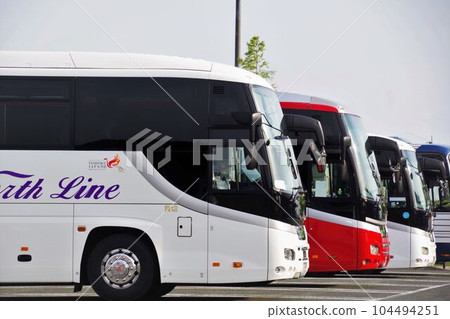Business image Sightseeing buses lined up in the parking lot Business image Sightseeing buses lined up in the parking lot 104494251