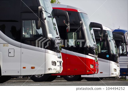 Business image Sightseeing buses lined up in the parking lot Business image Sightseeing buses lined up in the parking lot 104494252