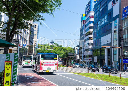 從電車街看到的熊本市風景(百貨商店、市中心、商業區)“鳥町筋風景”(熊本市水道町) 從電車街看到的熊本市風景(百貨商店、市中心、商業區)“鳥町筋風景”(熊本市水道町) 104494508