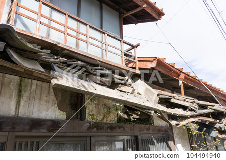 Abandoned old vacant house 104494940