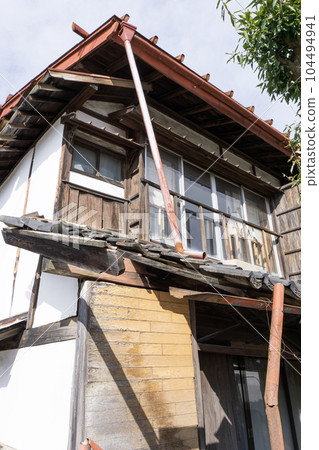 Abandoned old vacant house 104494941