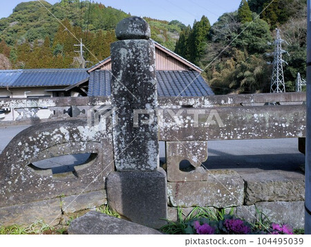 The railing of Shimotsuru Meganebashi, the pattern of sake cups (Mifune Town, Kumamoto Prefecture) The railing of Shimotsuru Meganebashi, the pattern of sake cups (Mifune Town, Kumamoto Prefecture) 104495039
